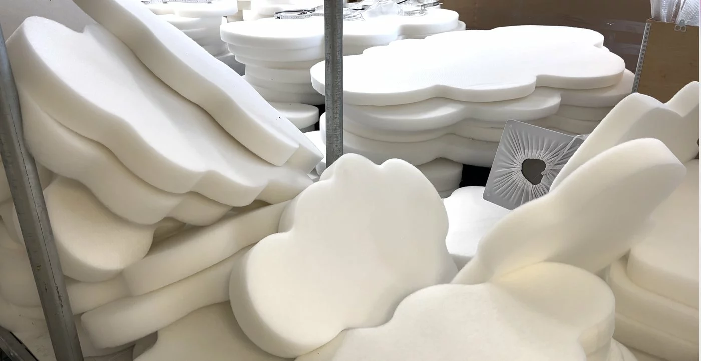 Nuages acoustiques suspendus sous charpente