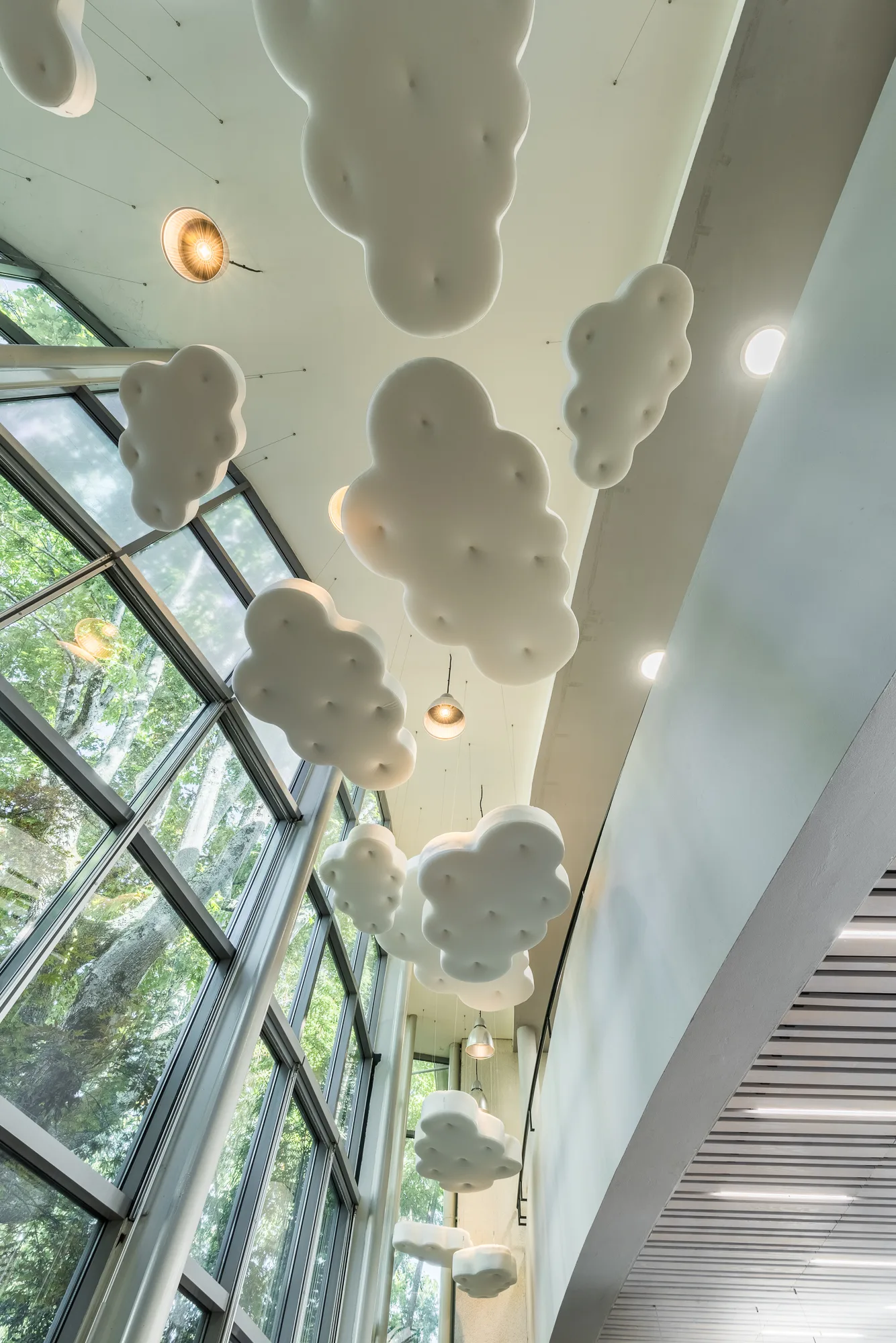Nuages acoustiques Acloud suspendus dans le hall de la mairie de Saint-Médard-en-Jalles