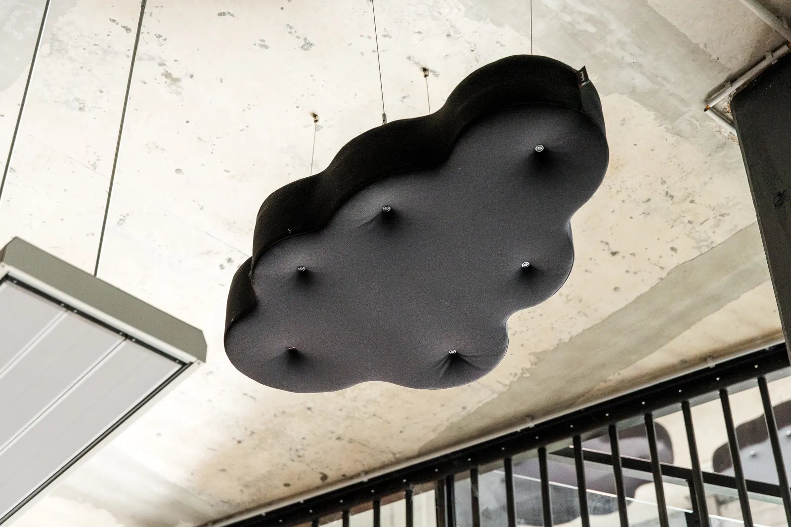 Black Acloud colgando del techo de la isla Ivazio