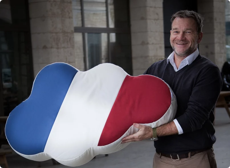 Stéphane Demguilhem, concepteur d'Acloud, tenant un nuage aux couleurs de la France